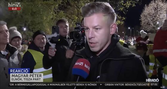 Lement a Hír Tv-ben az a jelenet, ahol Magyar Péter a börtön ablakában ülve énekli a 