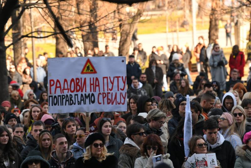 A diákok könyvcserével fejezték ki elégedetlenségüket az Oktatási Minisztérium előtt, demonstrálva ezzel a tanárokkal való együttműködést és a változtatások iránti igényüket.