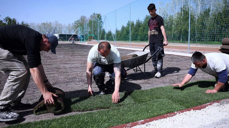 Néhány óra leforgása alatt csodálatos zöld szőnyeg borította be a focipályát, és már csak egy lépés választja el a sportolók és szurkolók örömteli pillanataitól - galériával.