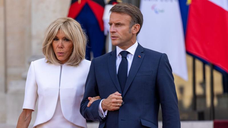 Macron felesége a világ szeme előtt adta át férjének a pofont, ami mindenki figyelmét magára vonzotta.