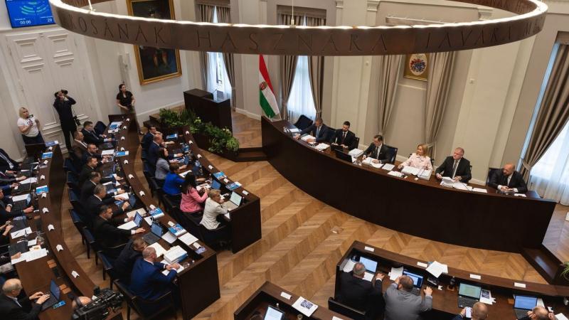A debreceni politikai tájképen találkozhatunk egy érdekes jelenséggel: van egy közös pont, ahol a kormánypárti és az ellenzéki képviselők véleménye találkozik. Ez a ritka összhang lehetőséget teremt a konstruktív párbeszédre és a közös megoldások keresésé