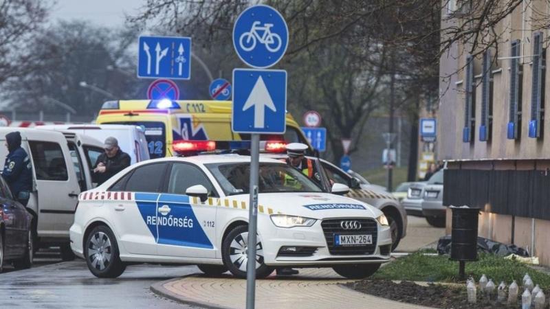 Hármas baleset történt Székesfehérváron, a helyszínen már megérkezett a mentőszolgálat.