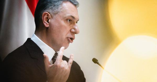 A NER most egy olyan valóságshow-ra váltott, ahol a résztvevők folyamatosan egymásnak szúrnak oda, mintha csak egy szórakoztató veszekedés lenne a tét.
