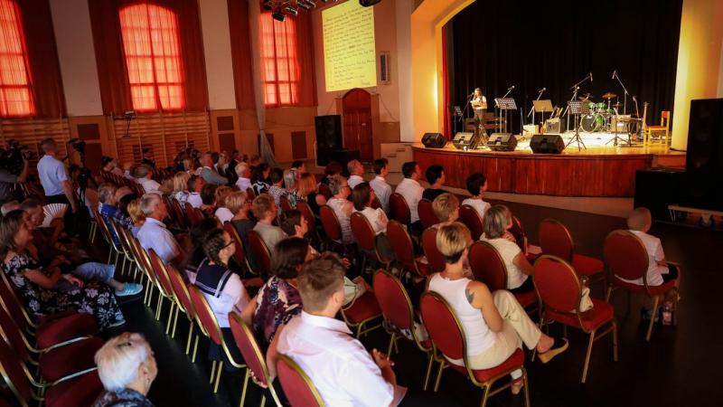 Hetven évnyi hagyomány és tudás ünneplésére került sor egy lenyűgöző gálaműsor keretében, amely a gimnázium gazdag történelmét és elért eredményeit hivatott méltatni - a rendezvényről készült videóval együtt.
