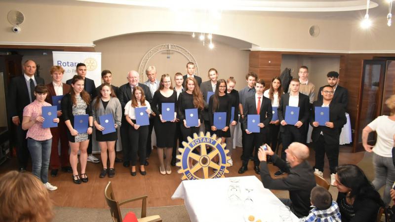 Újra megnyílik a lehetőség a Pécsi Rotary Ösztöndíjra való pályázásra, amely 2 millió forintos támogatást kínál a tehetséges fiatalok számára. Ne hagyd ki ezt a remek alkalmat, hogy anyagi segítséget kapj tanulmányi céljaid eléréséhez!