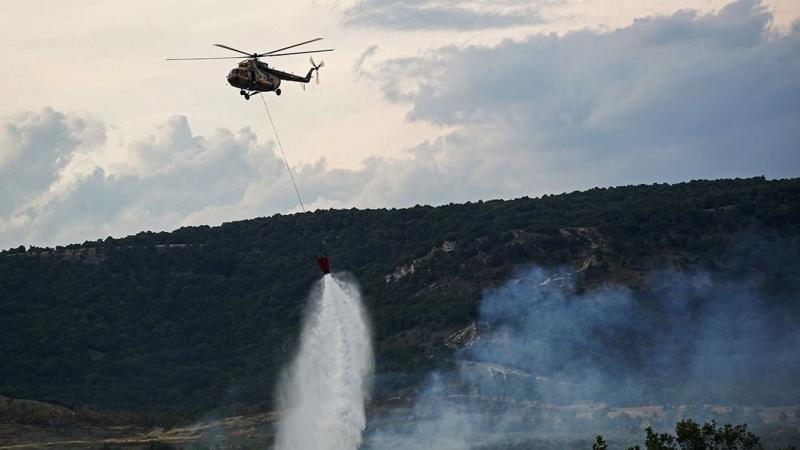 Tűz ütött ki a lőtéren, ahol a szolnoki helikopterek azonnal beavatkoztak, hogy oltóvizet szállítsanak egy közeli tóból. A helyszínen készült fotók bemutatják a tűzoltók hősies munkáját és a légi egységek akcióját. - Galéria itt!