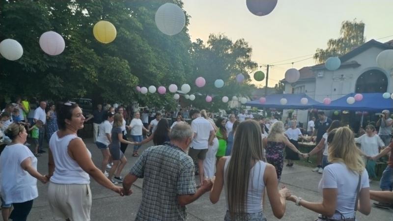 Egy varázslatos kis falu rejtőzik a dombok mögött, ahol a hangok tánca a mindennapok része. Itt a lakosok fele muzsikál, és ez nem csupán egy városi monda. A falubeliek zene iránti szenvedélye annyira mélyen gyökerezik, hogy minden utcában, minden sarkon 