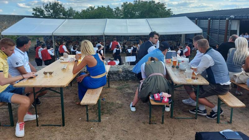 A Mecsek lábánál a szél váratlanul elmosta az ünnepi lakoma szándékát.