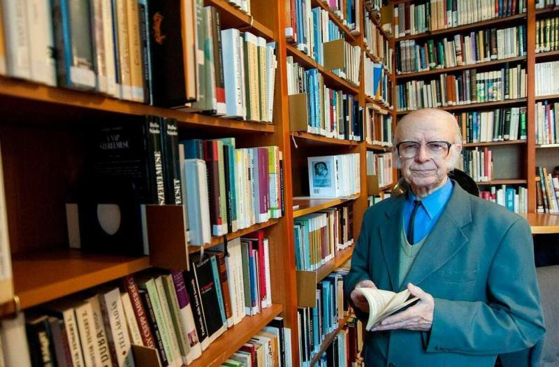 Földünk, kortársunk – Tőzsér Árpád életének és munkásságának kilencven éve

Tőzsér Árpád, a költészet és az irodalom kiemelkedő alakja, kilenc évtizednyi életét és alkotását ünnepeljük. E jeles évforduló lehetőséget ad arra, hogy visszatekintsünk a művész