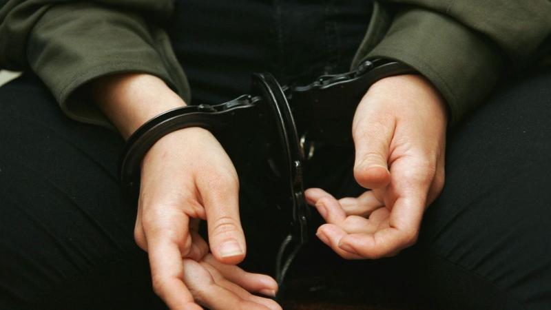 A vita tragikus fordulatot vett, amikor a szócsatába torkolló nézeteltérés végül csonttöréssel zárult. A vád most súlyos testi sértésre vonatkozik, ami komoly következményekkel járhat.