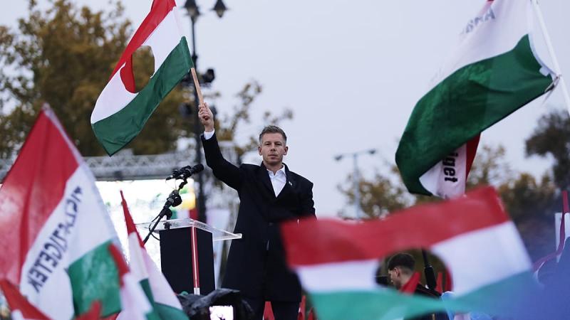 A Bizottság véleménye szerint a deep fake videók alkalmazása a kampányok során egyértelműen komoly kockázatokat hordoz.