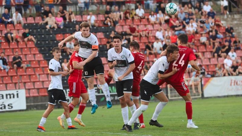 Már a 2. percben megérkezett az első kemény ütközés a pécsi focicsapat számára.