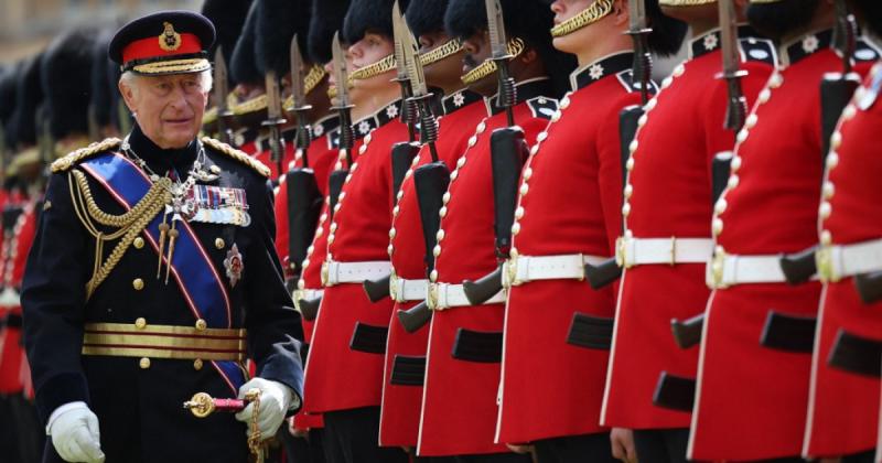 Elgondolkodtató és szívhez szóló megemlékezés London szívében. A város híres történelmi helyszínein összegyűlt emberek közösen idézik fel az emlékeket, és tisztelegnek azok előtt, akik már nem lehetnek velünk. A szél lágyan sodorja a fákat, miközben a gye