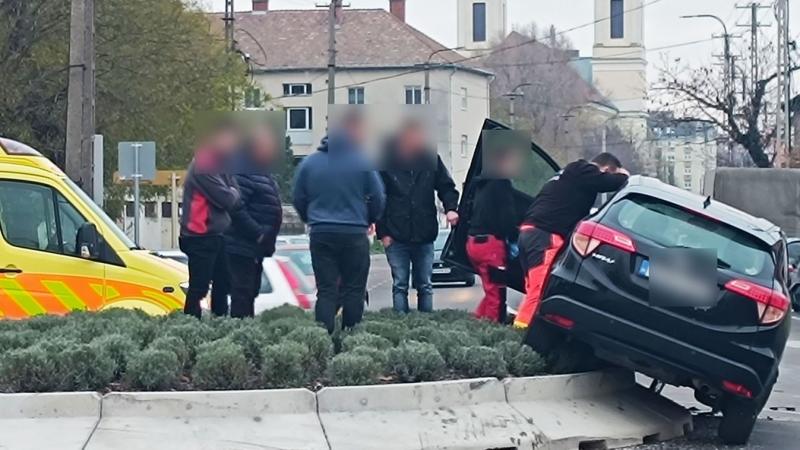 Súlyos baleset történt a körforgalomnál, ahol két ember az árokba került.
