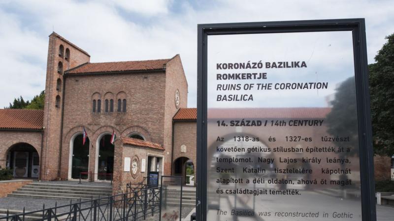 Fedezd fel a koronázó város rejtett kincseit Wilhelm Ottó társaságában – egy lélekemelő séta, amely felkavarja az érzéseidet és feltölti a lelkedet. A város történelmi utcáin barangolva, Ottó lenyűgöző mesékkel és személyes élményekkel gazdagítja az utada