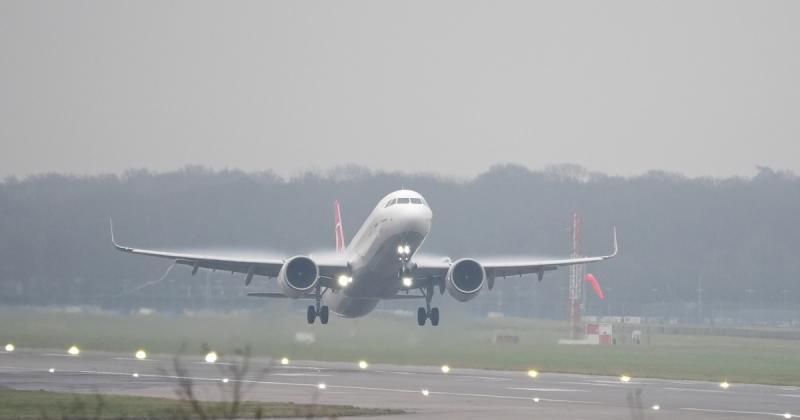 Már harmadik napja tartó köd okoz zűrzavart a brit légi közlekedésben, megnehezítve ezzel az utasok életét és a járatok menetrendjét.