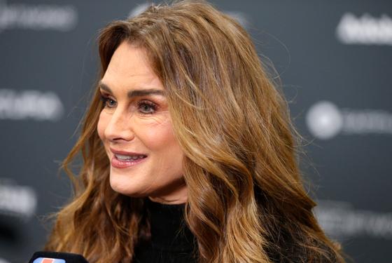 Brooke Shields szeméremajak-műtétre látogatott, de a beavatkozás során egy váratlan, kéretlen eljárásra is sor került.