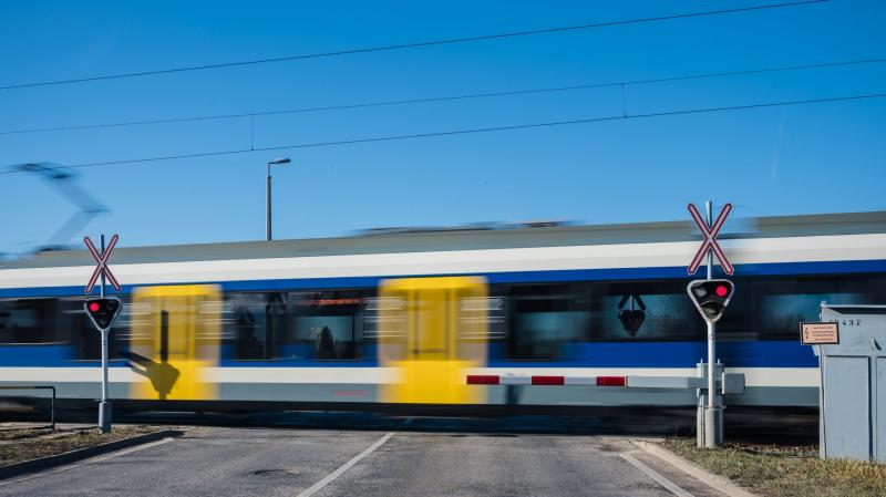 Mezőtárkánynál tragikus baleset történt, amikor egy vonat elütött egy férfit, aki életét vesztette. Az incidens részletei még tisztázásra várnak, de a hatóságok már vizsgálják az eset körülményeit.