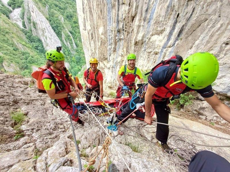 Tavaly több száz ember fejezte ki háláját a Kolozs megyei hegyimentők iránt, akik fáradhatatlanul dolgoztak a bajbajutottak megsegítésén. A közösség elismerése és köszönetnyilvánítása méltó módon tükrözi a hegyimentők bátorságát és elkötelezettségét, akik