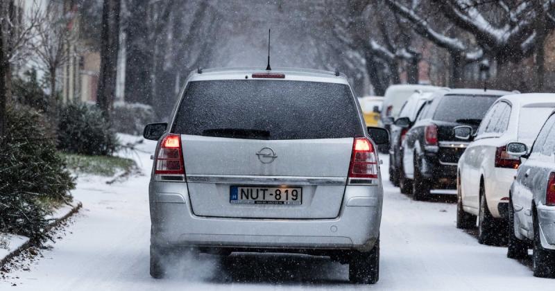 Indulás előtt a hideg időjárásban érdemes melegíteni a motort. Ez segít a motorolajnak jobban áramlani, így a motor alkatrészei hatékonyabban működnek. A melegítés csökkentheti a kopást és javíthatja a teljesítményt, különösen a téli hónapokban. Tehát, ha