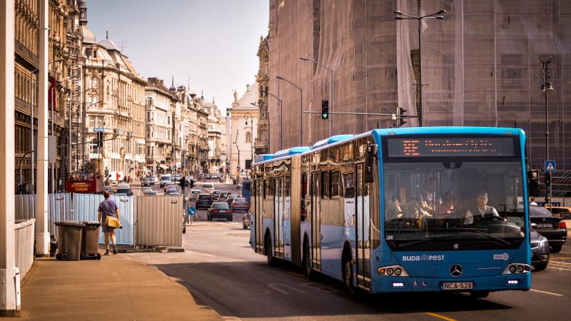 Karácsony Gergely bejelentette, hogy megkezdődhet a metróbuszok üzembe állítása.