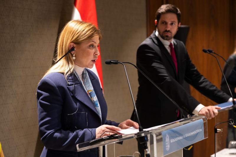 Az ukrán miniszterelnök-helyettes rendkívül lelkes lett, amikor felfedezte Zelenszkij képét a budapesti óriásplakátokon.