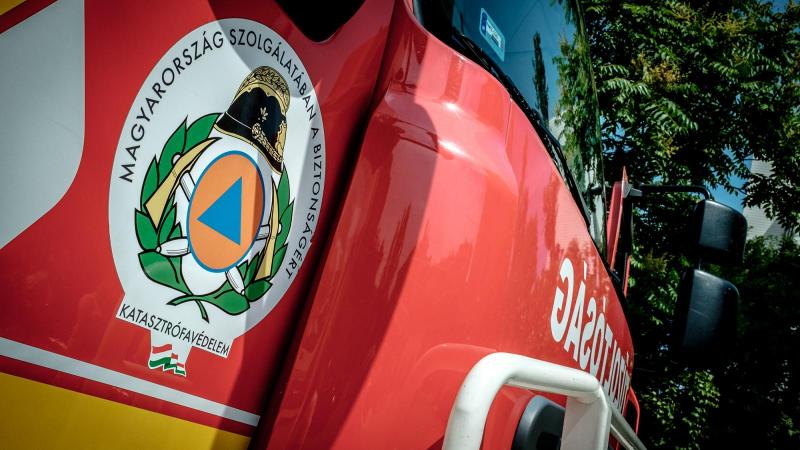 Újbudán tragikus esemény történt, ahol egy nő holttestére bukkantak, miután a tűzoltók sikeresen megfékezték a társasház mélygarázsában keletkezett lángokat. A helyszín sokkoló látványt nyújtott, és a hatóságok azonnal megkezdték a vizsgálatokat, hogy kid