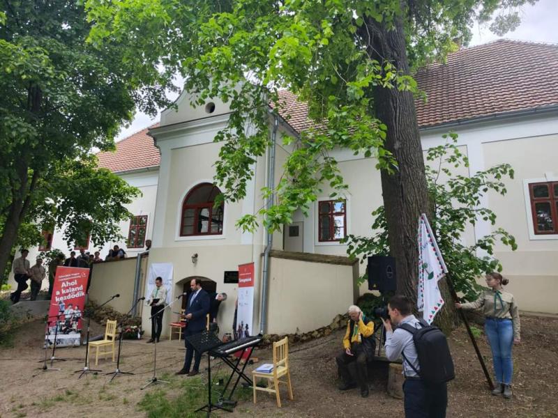 Füleken ünnepélyes keretek között átadták a felújított Koháry kúriát, amely immár a helyi magyar cserkészet központi helyszínévé válik. Az átalakított épület és udvara új lehetőségeket kínál a közösség számára, erősítve ezzel a fiatalok összetartozását és