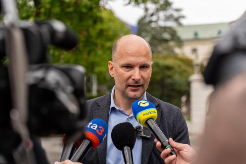 Grendel: A kormány látszólag a stabilitásra törekszik, de valójában csupán saját belső ügyeivel van elfoglalva, mintha a konszolidáció csupán egy illúzió lenne.