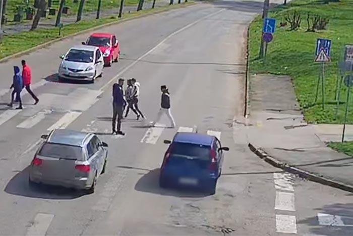 „Nem tudom, mi a probléma” – mondta a sofőr, miközben áthajtott a gyerekek között, teljesen zavarban a helyzet miatt.