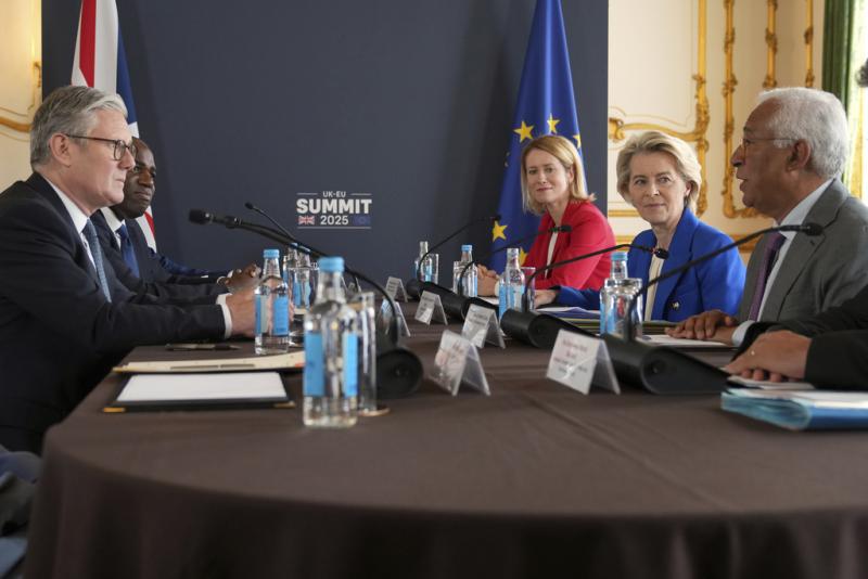 Nagy-Britannia és az Európai Unió jelentős védelmi és kereskedelmi megállapodásokat alakított ki, amelyek alapvetően befolyásolják a két fél közötti kapcsolatokat. A megállapodások célja, hogy erősítsék a biztonsági együttműködést és elősegítsék a kereske