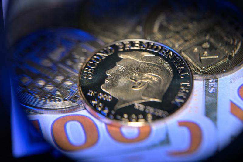 Sokan nem nézik jó szemmel, hogy az amerikai elnök a saját kriptovalutájának legfontosabb vásárlóival tölti az estéit, miközben ő maga is befolyásolja a kriptovaluták szabályozását. Ez a helyzet sokakban kérdéseket vet fel a politikai etika és a pénzügyi 