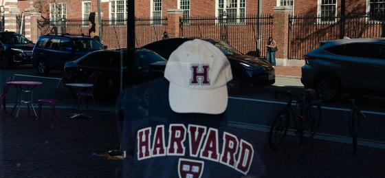 A Harvard Egyetem jogi lépéseket tesz a Trump-kormány ellen, miután a külföldi diákok felvételének megtiltása miatt indított eljárást.