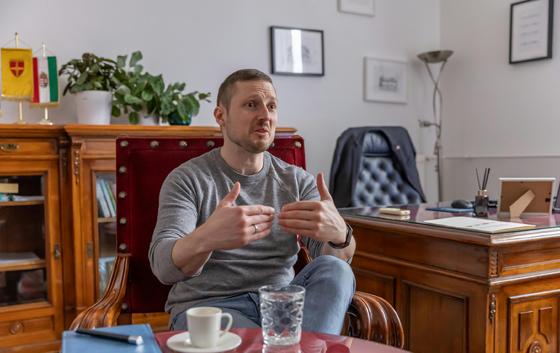 Egy nyugdíjas hevesen kifakadt a padok állapotára, és szemétládának titulálta a polgármestert, Soproni Tamást. A városvezető azonban nem hagyta annyiban a dolgot, és egy frappáns válasszal reagált a vádakra.