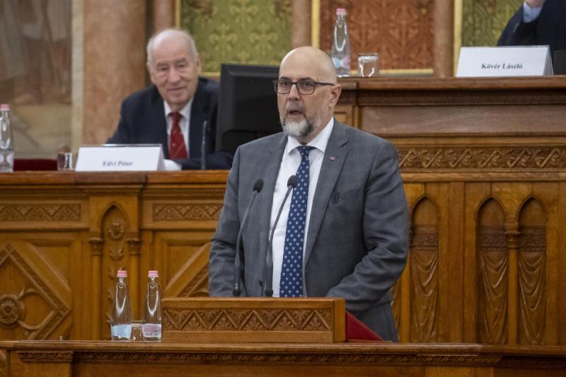 Kelemen Hunor véleménye szerint a politikai vezetőknek kell átalakulniuk, nem pedig a társadalomnak.