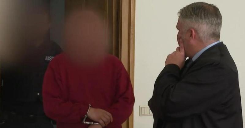 Egy 85 éves hölgyet brutális bűncselekmény áldozatává tett egy elkövető, aki nemcsak, hogy kirabolta őt, hanem szörnyű módon, megerőszakolta is. Az eset során a nő kilenc órán keresztül szenvedett, miközben a támadója kínozta őt.