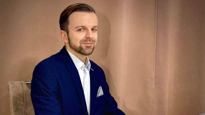 Egy baloldali újságíró, a múlt bölcsességét idézve, figyelmeztetést intézett a mai társadalom vezetőihez. Szavait egy ókori vezető bölcsessége ihlette, aki világosan látta, hogy a hatalom felelősséggel jár. Az újságíró hangsúlyozta, hogy a jelenkor kihívá