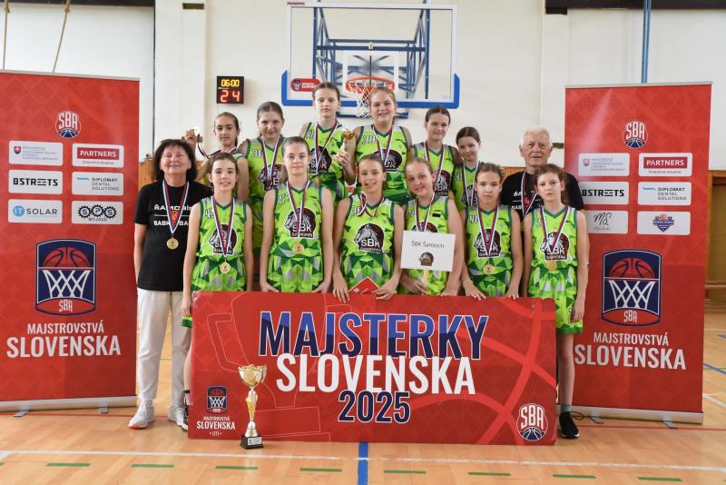 Történelmet teremtek a somorjai kosaras lányok – veretlen bajnokként búcsúztatták a szezont!