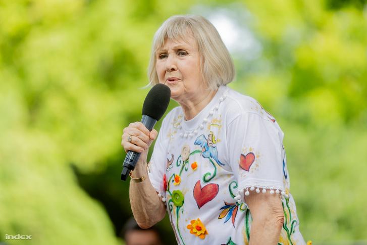Halász Judit koncertjén az érzelmek a tetőfokukra hágtak, amikor számos édesanya könnyekben tört ki, elragadtatva a zenétől és a dalok mélységétől.