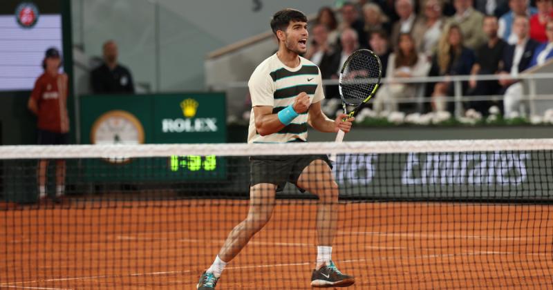 Carlos Alcaraz sikeresen átvészelte a legnehezebb pillanatokat, és hátrányból küzdötte fel magát a Roland Garros döntőjébe.