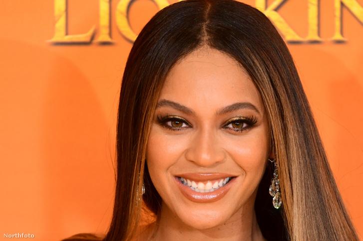 A koncert fényei ragyogtak, a közönség izgatottan várta Beyoncé következő mozdulatát, amikor hirtelen egy váratlan baleset történt: a híres énekesnő nadrágja lecsúszott! A tömeg egy pillanatra megdöbbent, de Beyoncé nem vesztette el a lélekjelenlétét. 

S