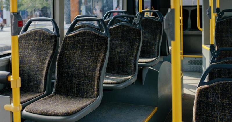 Egy hétéves kislányt felejtettek a buszon Tatán, ami drámai fordulatot adott az osztálykirándulásnak. A gyerekek izgalommal telve indultak el a kirándulásra, de a nap végére egy váratlan esemény árnyékolta be a vidám programot. A kislány egyedül maradt, m