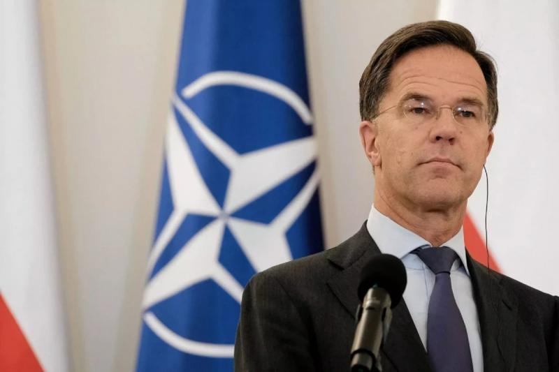 A NATO főtitkára hangsúlyozta, hogy a védelmi költségek emelése elengedhetetlen, és nincs más választásunk. Az aktuális globális helyzet és a biztonsági kihívások megkövetelik, hogy a tagállamok fokozzák beruházásaikat a védelem terén. Az elkövetkező idős