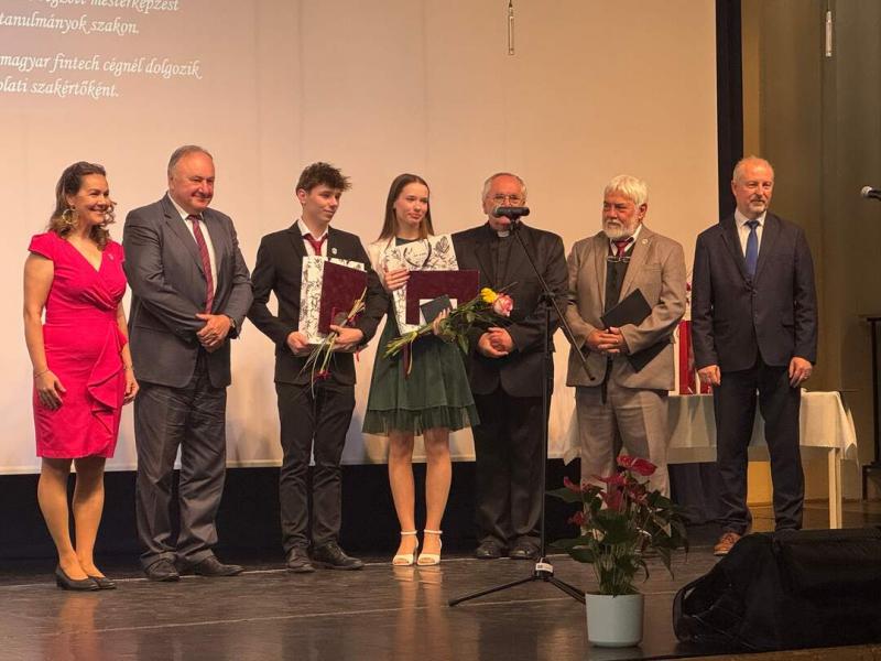 Huszonöt évvel ezelőtt indult el a Millenniumi Ösztöndíj program, amely azóta is kiemelkedő szerepet játszik a tehetséges fiatalok támogatásában. Az ösztöndíj célja, hogy lehetőséget biztosítson a fiatalok számára, hogy továbbtanuljanak és kibővítsék tudá
