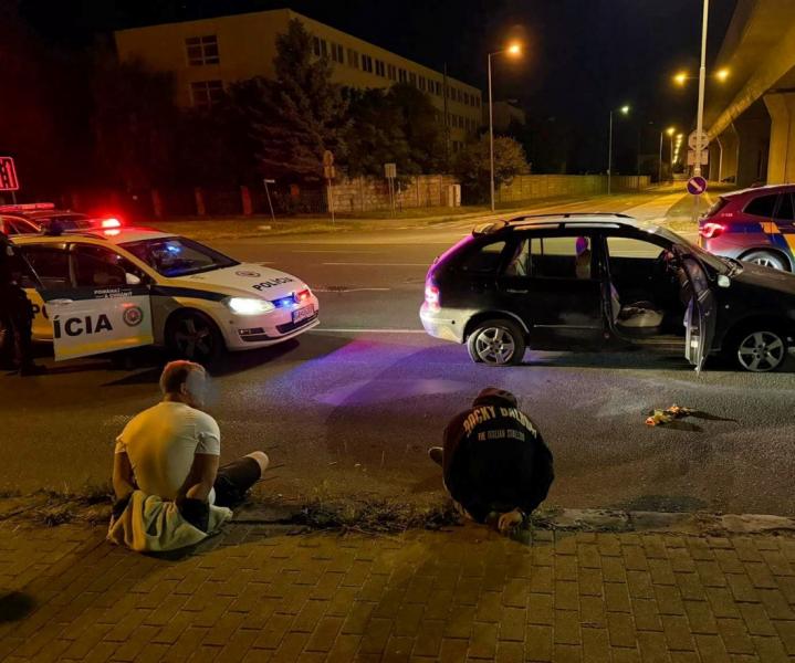 Az éjszaka sötétjében izgalmas, akciófilmbe illő üldözés bontakozott ki: egy jogosítvány nélküli sofőr, akit a rendőrök próbáltak megállítani, száguldott a város utcáin. A feszültség a tetőfokára hágott, amikor a menekülő végül elérte a csúcspontot, és a 