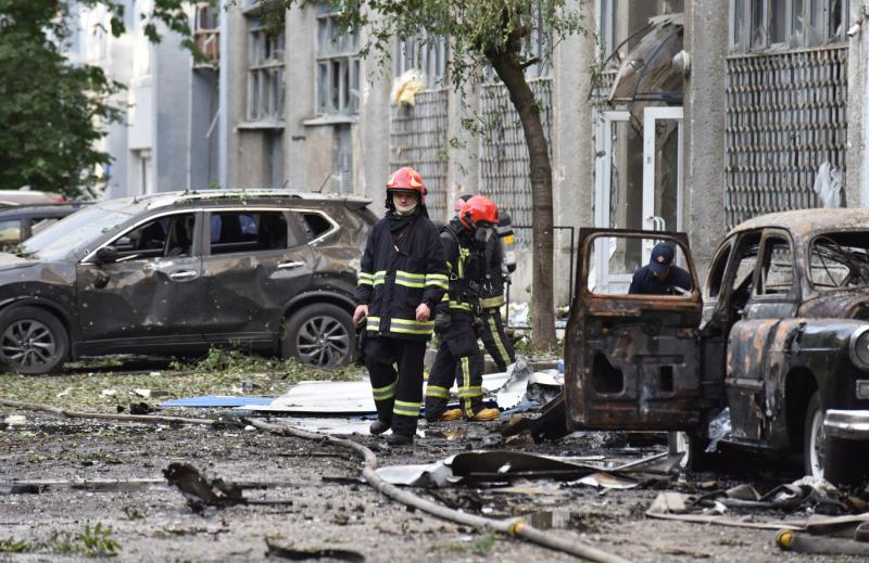 Orosz csapatok fronton kívüli ukrán településeket céloztak meg, ami következtében két ember életét vesztette, míg húsz másik megsérült.