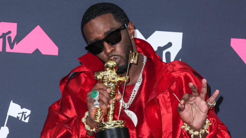 A sötét lelkű hiphopmágnás bulijain a dresszkód egyértelműen a fehér szín volt, ami különleges és titokzatos hangulatot kölcsönzött az eseményeknek.