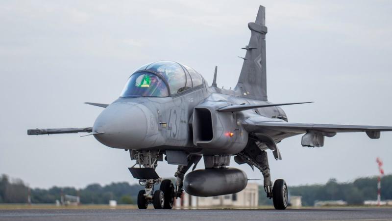 Különleges pillanatok a magyar Gripenek életéből: ezek a légi harcosok az orosz határhoz kaptak parancsot, hogy bemutassák erejüket és felkészültségüket. A fotók lenyűgöző képet adnak a modern haditechnika és a pilóták bátorságának találkozásáról.