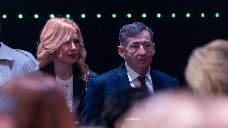 Mészáros Lőrinc és Várkonyi Andrea éppen a francia riviéra varázslatos táján tűntek fel, ahol a Rose d'Orral élvezik a napfényes pillanatokat.