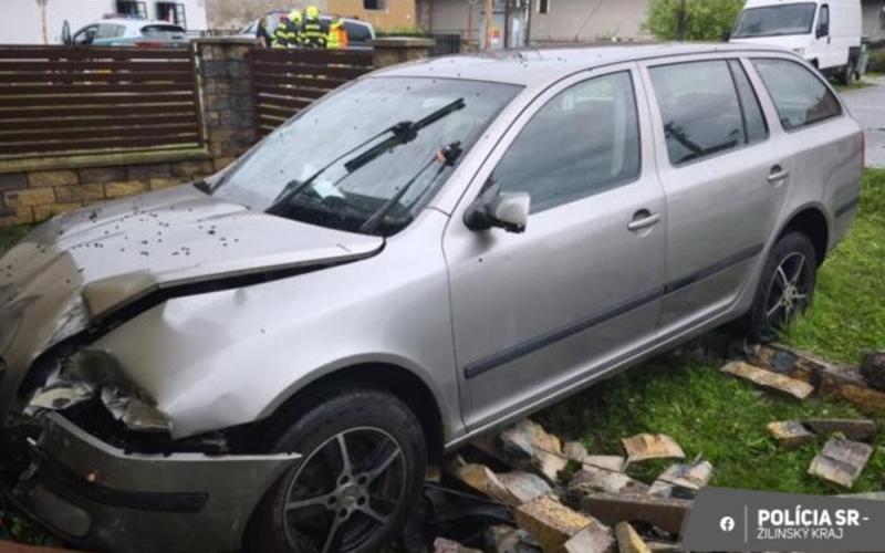 Súlyos baleset történt, amikor egy gépjármű nekiütközött egy ház kerítésének, melynek következtében a sofőr tragikus módon életét vesztette.